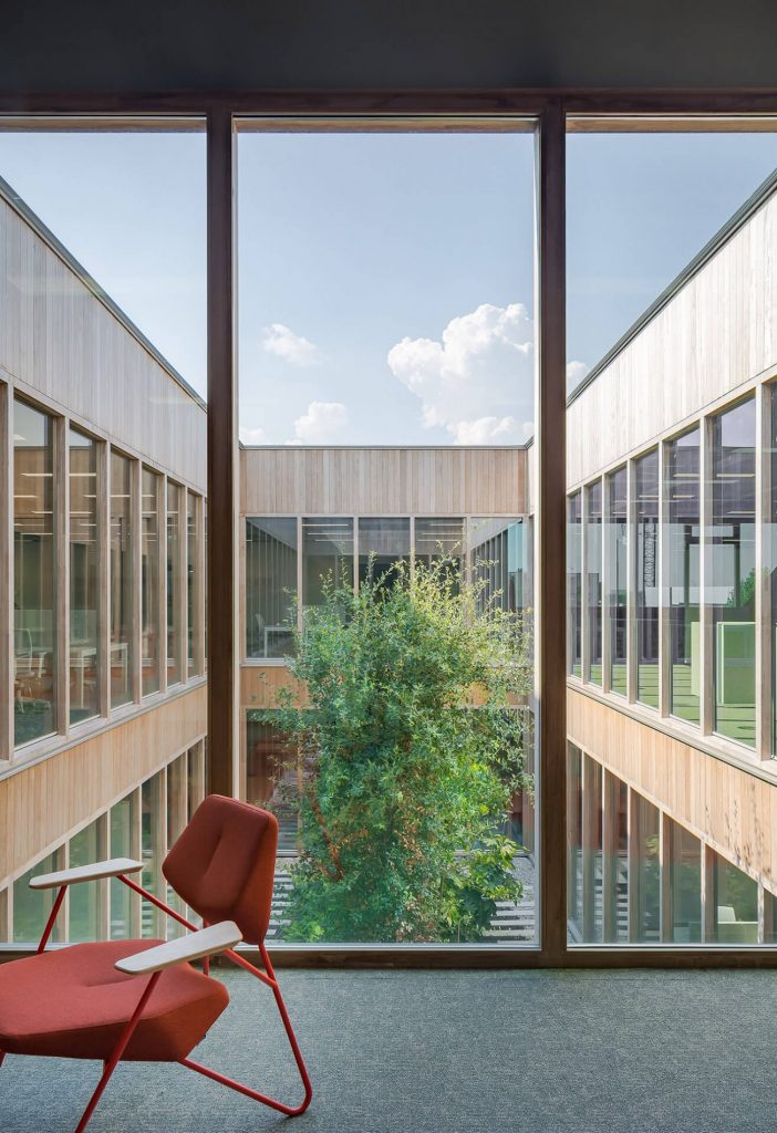 Duurzame houten gevelbekleding van Platowood met natuurlijke uitstraling en sterke celstructuur dankzij platonisering