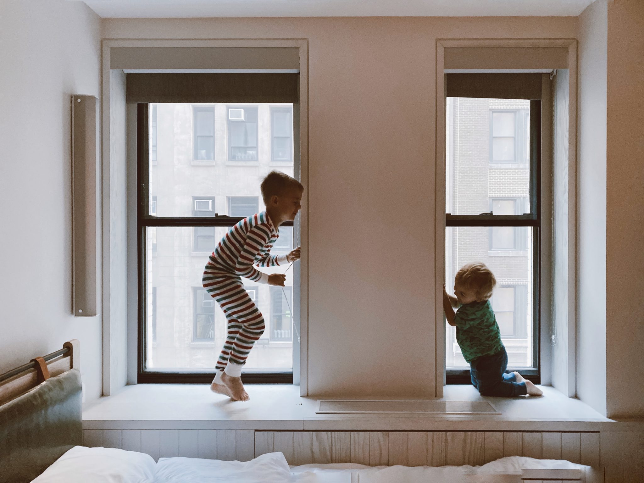 Voorbeelden van tips voor het inrichten van een gezellige kinderkamer met speelhoek, bedhuisje en muurdecoratie