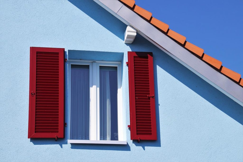 Verschillende soorten zonwering in Veenendaal met rolluiken, jaloezieën en screens voor huizen