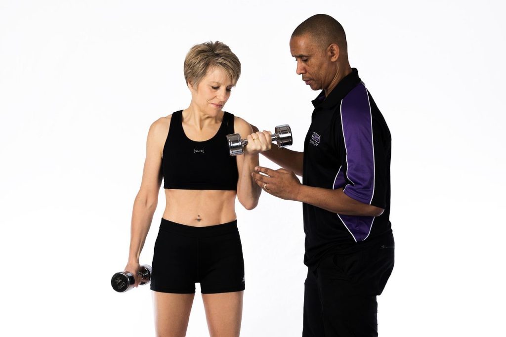 Sportschool Roosendaal fitnessgemeenschap met moderne apparatuur en leden die samen trainen in een ondersteunende omgeving